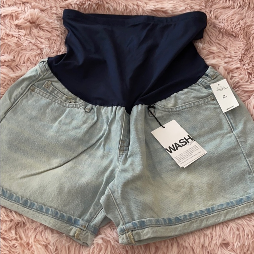 NWT Gap Maternity Jean shorts Size 26